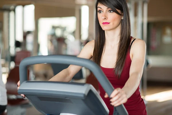 Spor Salonunda Treadmill Kardiyo Yaparak Kadın — Stok fotoğraf