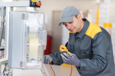 Endüstriyel elektrikçi bir makine tamir