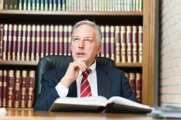 Empresario Leyendo Libro — Foto de Stock