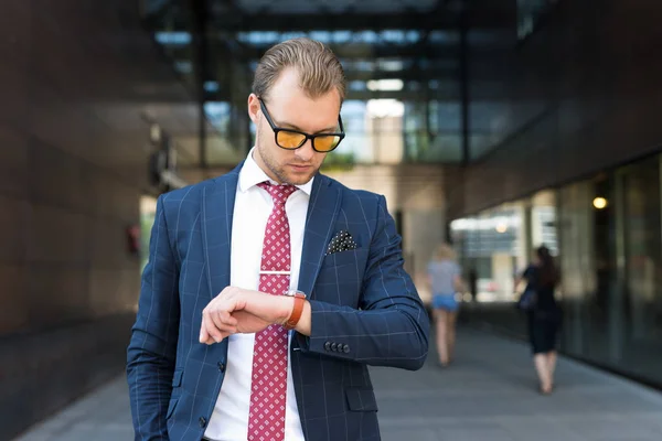 Biznesmen Patrząc Zegarek — Zdjęcie stockowe