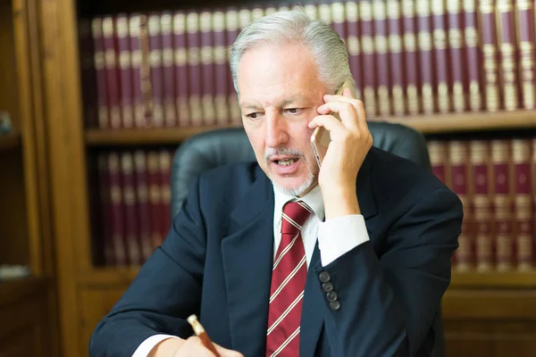 Empresário Falando Telefone Escritório — Fotografia de Stock