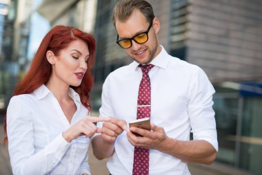 Smartphone bir meslektaşım için gösterilen işadamı