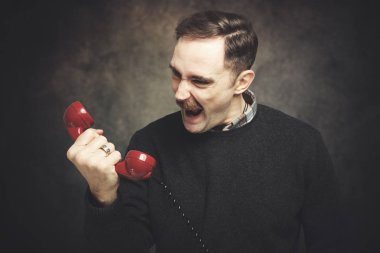 kızgın adam telefonu bağırarak