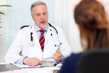 Doktor hastasıyla konuşuyor.