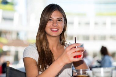 bir kokteyl içme kadın