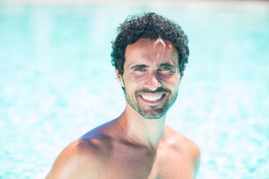 Plajda su yakışıklı adam