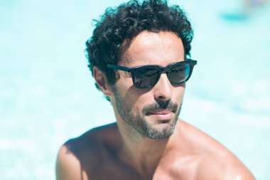 Plajda su yakışıklı adam