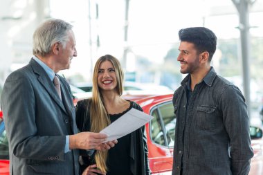 genç bir çift için bir araç satış satış elemanı