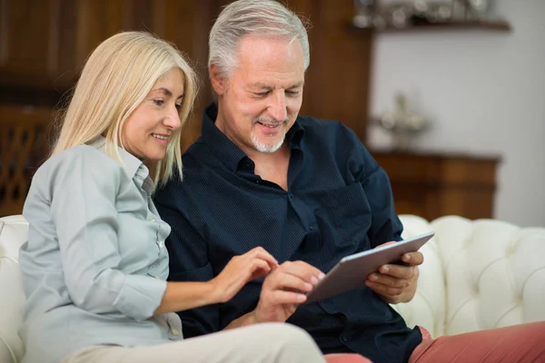Senior Paar Met Behulp Van Tablet — Stockfoto
