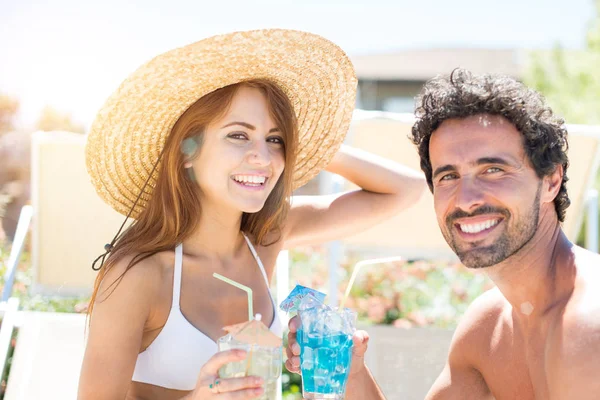 Casal Bebendo Coquetel Durante Férias Verão — Fotografia de Stock