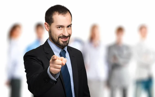 Retrato Belo Empresário Apontando Para Câmera Frente Equipe — Fotografia de Stock