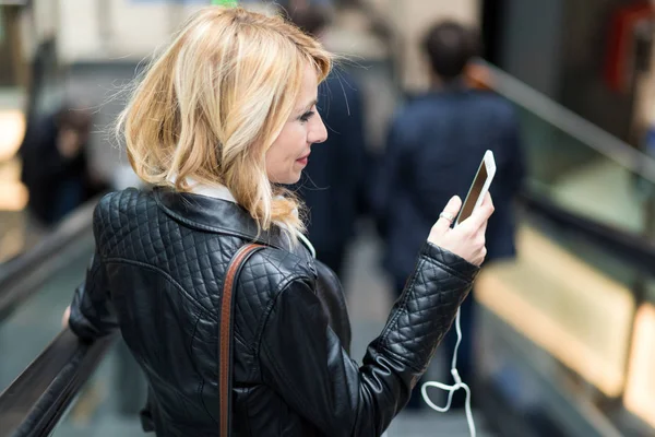 Onun Akıllı Telefon Kullanan Genç Sarışın Kadın — Stok fotoğraf