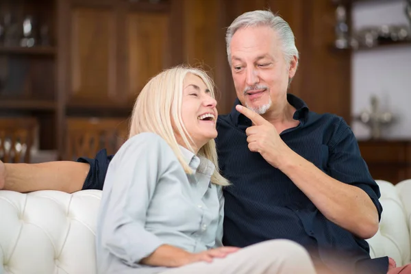 Senior Par Har Kul Hemma — Stockfoto