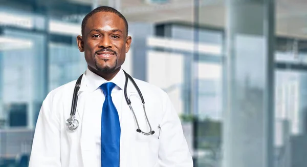 Negro Médico Masculino Sonriendo Oficina —  Fotos de Stock