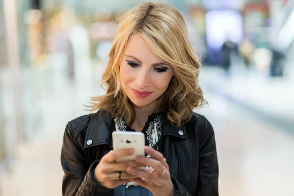 Junge Blonde Frau Mit Ihrem Smartphone — Stockfoto