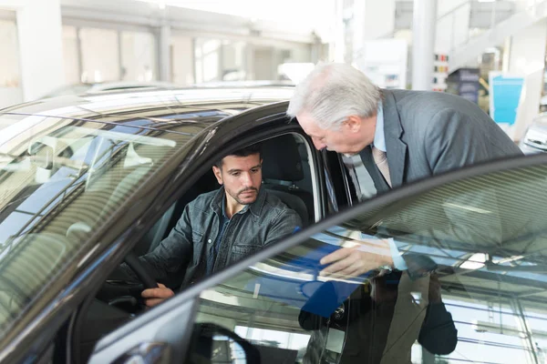 Verkoper Een Auto Verkopen Aan Een Jonge Man — Stockfoto