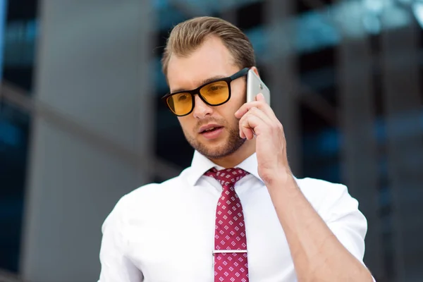 Jonge Zakenman Praten Mobiele Telefoon — Stockfoto