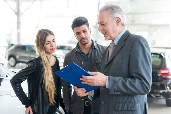 Salesman Selling Car Young Couple — Stock Photo, Image