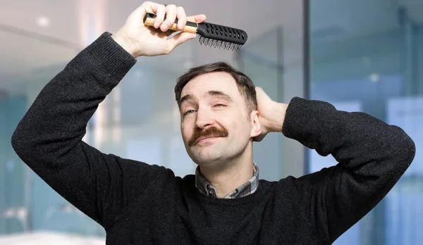 Smiling Man Combing His Hair — Stock Photo, Image