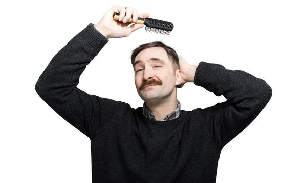 Uomo Sorridente Pettinarsi Capelli — Foto Stock