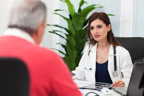 Medico Esaminando Una Radiografia Con Suo Paziente — Foto Stock