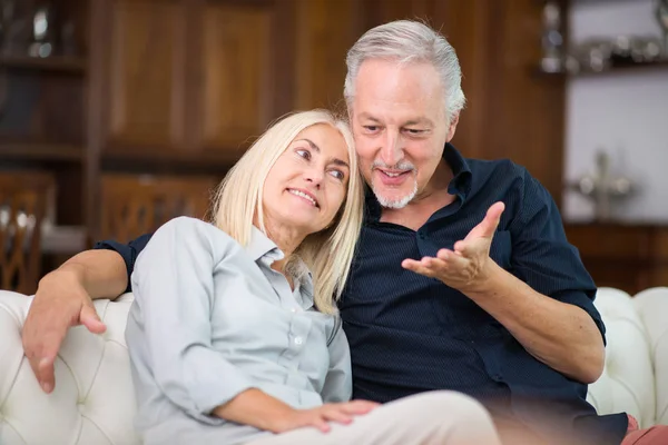 Pareja Mayor Divirtiéndose Casa — Foto de Stock