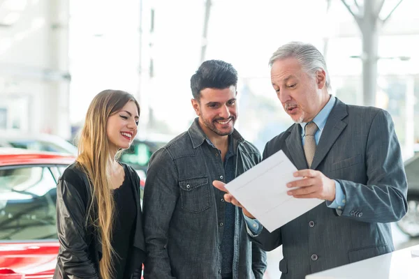 Salesman Selling Car Young Couple — Stock Photo, Image