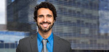 Şehir ortamında kendine güvenen bir yöneticinin portresi