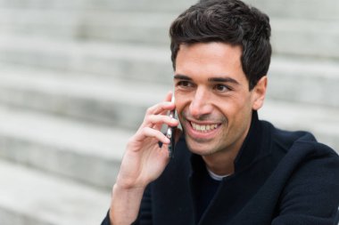 Telefonda konuşan adam.