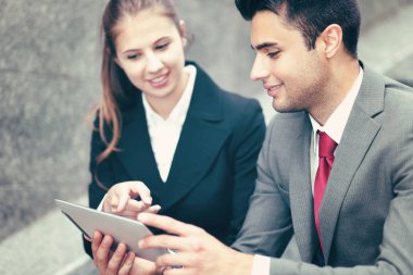 iş adamları dijital tablet açık kullanma