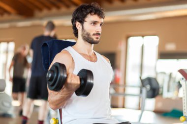 Adam spor salonunda ağırlık kaldırma