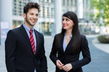 Birlikte tartışırken iş ortakları