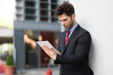 Dijital tablet kullanan genç bir yönetici