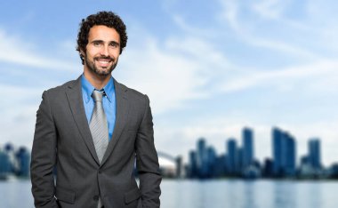 Şehir ortamında kendine güvenen bir yöneticinin portresi