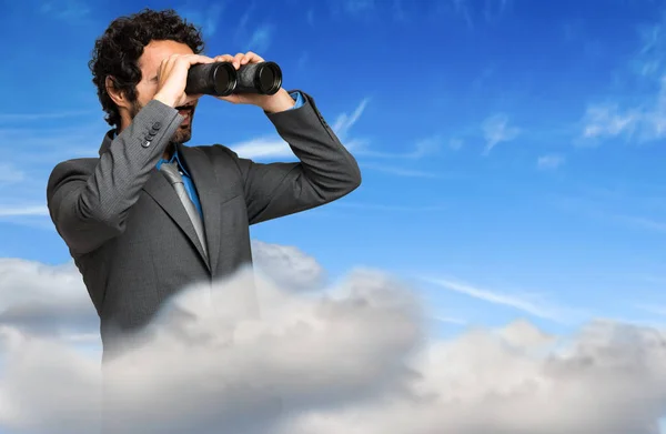 Geschäftsmann Blickt Durch Fernglas — Stockfoto