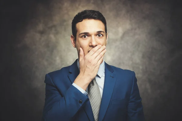 Lustiger Geschäftsmann Bedeckt Seinen Mund Mit Händen — Stockfoto