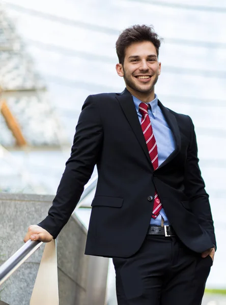 Jovem Empresário Sorrindo Livre — Fotografia de Stock