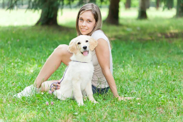 Young Woman Playing Her Golden Retriever Puppy Outdoors — Stock Photo, Image