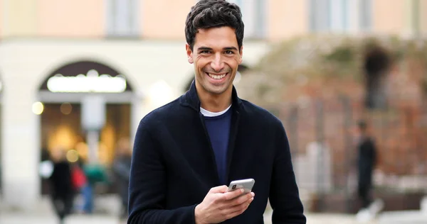 Young Man Using Smartphone Outdoor — Stock Photo, Image