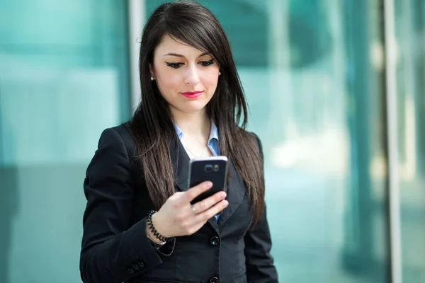 Smiling Businesswoman Using Smartphone Outdoor — Stock Photo, Image