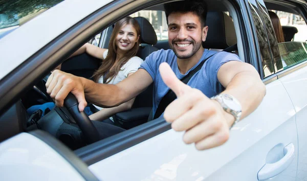 Jeune Couple Attrayant Dans Une Voiture — Photo