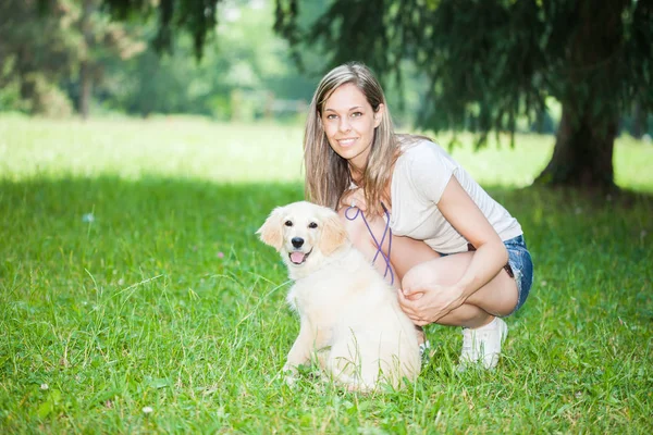 Młoda Kobieta Bawi Się Swoim Szczeniakiem Golden Retriever Świeżym Powietrzu — Zdjęcie stockowe