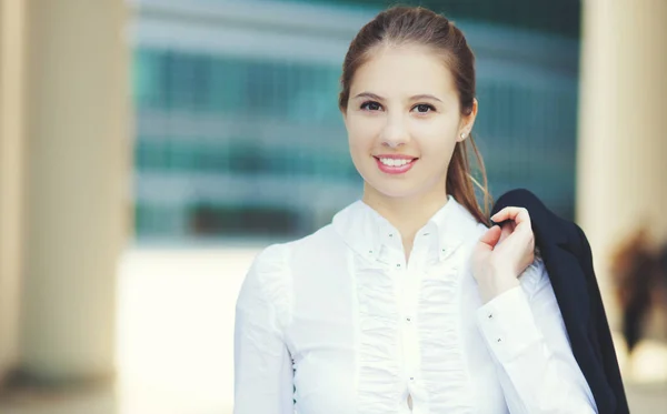 Portrét Mladé Usměvavá Podnikatelka Drží Bunda — Stock fotografie