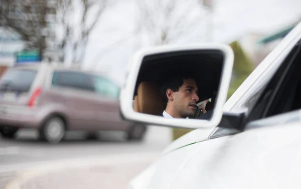 Knappe Man Zijn Auto Reflectie Spiegel — Stockfoto