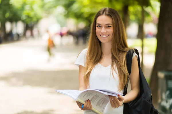 Uśmiechający Się Kobiet Student Odkryty — Zdjęcie stockowe