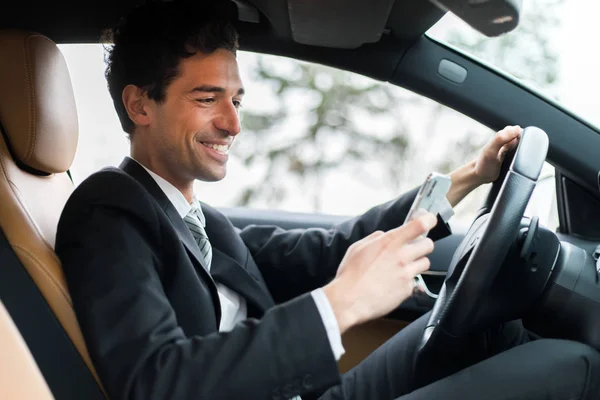 Empresário Ignorando Segurança Mensagens Texto Celular Durante Condução — Fotografia de Stock