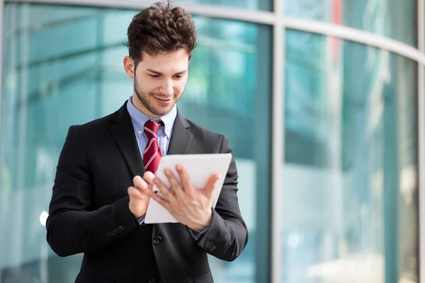 Jeune Manager Utilisant Une Tablette Numérique Extérieure — Photo