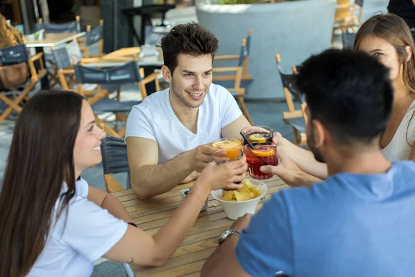 Primer Plano Amigos Tostando Vasos —  Fotos de Stock