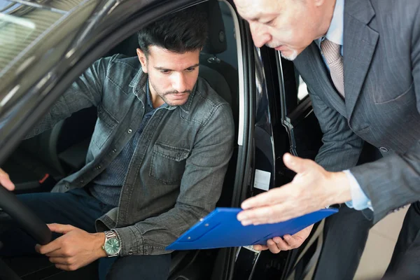 Mladý Usměvavý Muž Při Pořizování Auto Showroomu — Stock fotografie