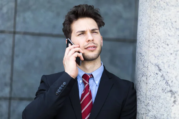 Junger Manager Telefoniert Urbanen Umfeld — Stockfoto